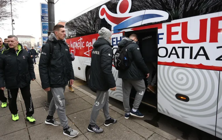 Blizinu Zagreba Slovenci su odlučili iskoristiti za dobru PR priču. Na Europsko prvenstvo doputovali su vlakom. 'Pobijedit će sport', najavio je njihov izbornik Veselin Vujović. 'Način dolaska u Hrvatsku neće biti na&scaron;a jedina posebnost na Prvenstvu', dodao je. Već sutra, kada igraju s Makedonijom, iz Slovenije dolazi navijački vlak. Broj navijača koji će ih bodriti na svakoj utakmici mogao bi dosegnuti i 5.000.