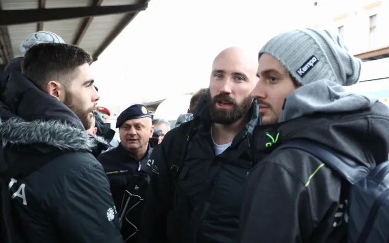 Blizinu Zagreba Slovenci su odlučili iskoristiti za dobru PR priču. Na Europsko prvenstvo doputovali su vlakom. 'Pobijedit će sport', najavio je njihov izbornik Veselin Vujović. 'Način dolaska u Hrvatsku neće biti na&scaron;a jedina posebnost na Prvenstvu', dodao je. Već sutra, kada igraju s Makedonijom, iz Slovenije dolazi navijački vlak. Broj navijača koji će ih bodriti na svakoj utakmici mogao bi dosegnuti i 5.000.