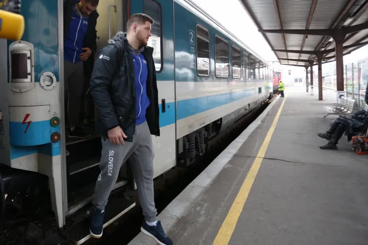 Blizinu Zagreba Slovenci su odlučili iskoristiti za dobru PR priču. Na Europsko prvenstvo doputovali su vlakom. 'Pobijedit će sport', najavio je njihov izbornik Veselin Vujović. 'Način dolaska u Hrvatsku neće biti na&scaron;a jedina posebnost na Prvenstvu', dodao je. Već sutra, kada igraju s Makedonijom, iz Slovenije dolazi navijački vlak. Broj navijača koji će ih bodriti na svakoj utakmici mogao bi dosegnuti i 5.000.