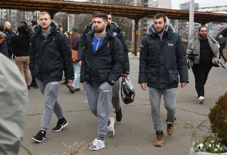 Blizinu Zagreba Slovenci su odlučili iskoristiti za dobru PR priču. Na Europsko prvenstvo doputovali su vlakom. 'Pobijedit će sport', najavio je njihov izbornik Veselin Vujović. 'Način dolaska u Hrvatsku neće biti na&scaron;a jedina posebnost na Prvenstvu', dodao je. Već sutra, kada igraju s Makedonijom, iz Slovenije dolazi navijački vlak. Broj navijača koji će ih bodriti na svakoj utakmici mogao bi dosegnuti i 5.000.