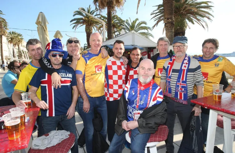 Pokoji sat prije otvaranja Europskog prvenstvo u sredi&scaron;tu Splita je odlična atmosfera. Kroz objektiv su osim hrvatskih navijača ulovljeni &Scaron;veđani i Islanđani. Uoči dvoboja njihovih reprezentacija, rukometni zaljubljenici sa sjevera Europe opustili su se na Rivi.