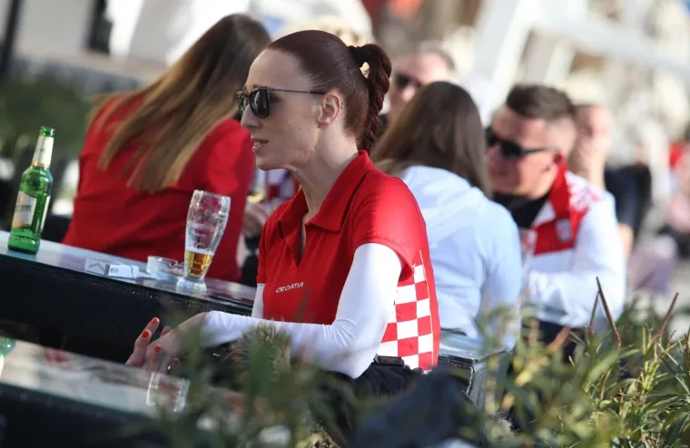 Pokoji sat prije otvaranja Europskog prvenstvo u sredi&scaron;tu Splita je odlična atmosfera. Kroz objektiv su osim hrvatskih navijača ulovljeni &Scaron;veđani i Islanđani. Uoči dvoboja njihovih reprezentacija, rukometni zaljubljenici sa sjevera Europe opustili su se na Rivi.