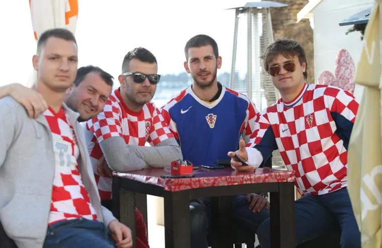 Pokoji sat prije otvaranja Europskog prvenstvo u sredi&scaron;tu Splita je odlična atmosfera. Kroz objektiv su osim hrvatskih navijača ulovljeni &Scaron;veđani i Islanđani. Uoči dvoboja njihovih reprezentacija, rukometni zaljubljenici sa sjevera Europe opustili su se na Rivi.