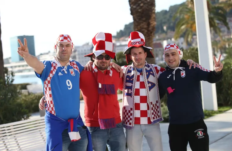 Pokoji sat prije otvaranja Europskog prvenstvo u sredi&scaron;tu Splita je odlična atmosfera. Kroz objektiv su osim hrvatskih navijača ulovljeni &Scaron;veđani i Islanđani. Uoči dvoboja njihovih reprezentacija, rukometni zaljubljenici sa sjevera Europe opustili su se na Rivi.