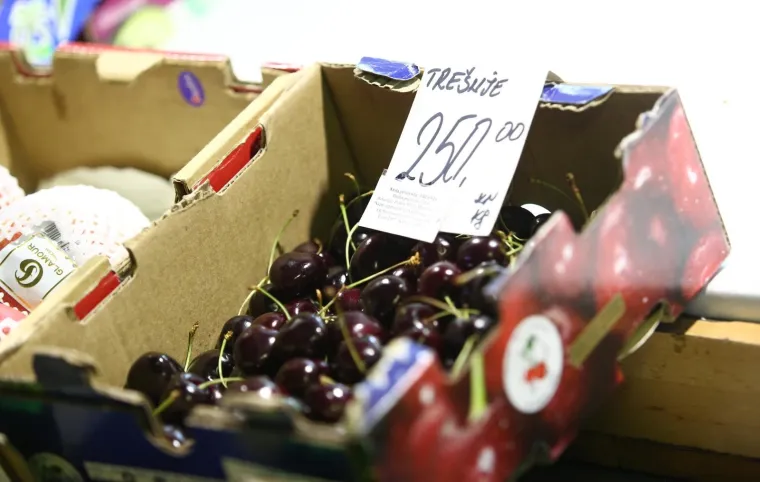 Cijena prvih ovogodi&scaron;njih tre&scaron;anja koje se prodaju na Dolcu iznenadila je mnoge Zagrepčane. Oni koji  žele uživati u njima morat će platiti 250 kuna po kilogramu.