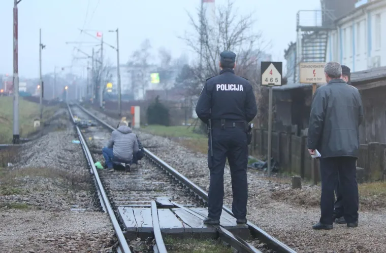 Oko 6.10 sati ujutro u centru grada do&scaron;lo je do naleta vlaka na mu&scaron;karca koji je na mjestu smrtno stradao. Radi se o starijem mu&scaron;karcu koji je hodao po pruzi na mjestu gdje nije označeno.