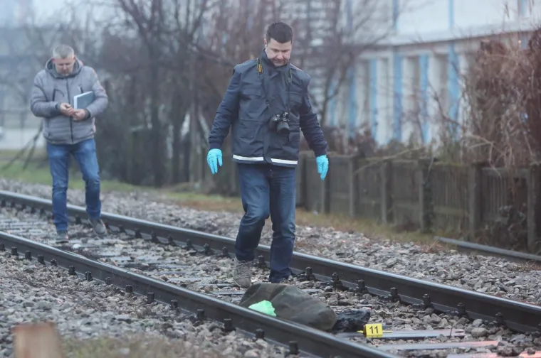 Oko 6.10 sati ujutro u centru grada do&scaron;lo je do naleta vlaka na mu&scaron;karca koji je na mjestu smrtno stradao. Radi se o starijem mu&scaron;karcu koji je hodao po pruzi na mjestu gdje nije označeno.