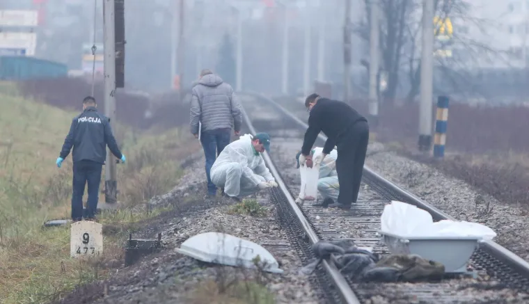 Oko 6.10 sati ujutro u centru grada do&scaron;lo je do naleta vlaka na mu&scaron;karca koji je na mjestu smrtno stradao. Radi se o starijem mu&scaron;karcu koji je hodao po pruzi na mjestu gdje nije označeno.