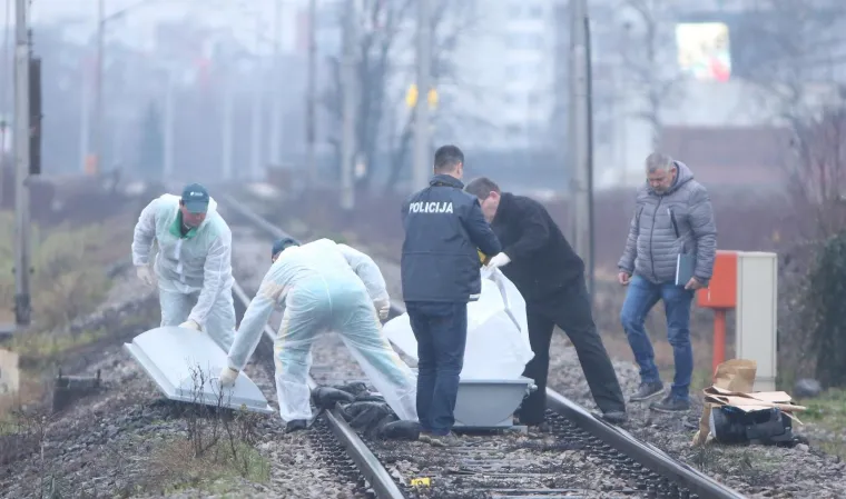 Oko 6.10 sati ujutro u centru grada do&scaron;lo je do naleta vlaka na mu&scaron;karca koji je na mjestu smrtno stradao. Radi se o starijem mu&scaron;karcu koji je hodao po pruzi na mjestu gdje nije označeno.