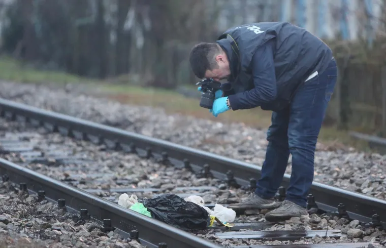 Oko 6.10 sati ujutro u centru grada do&scaron;lo je do naleta vlaka na mu&scaron;karca koji je na mjestu smrtno stradao. Radi se o starijem mu&scaron;karcu koji je hodao po pruzi na mjestu gdje nije označeno.