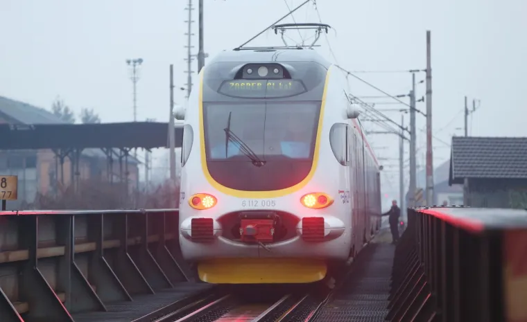 Oko 6.10 sati ujutro u centru grada do&scaron;lo je do naleta vlaka na mu&scaron;karca koji je na mjestu smrtno stradao. Radi se o starijem mu&scaron;karcu koji je hodao po pruzi na mjestu gdje nije označeno.