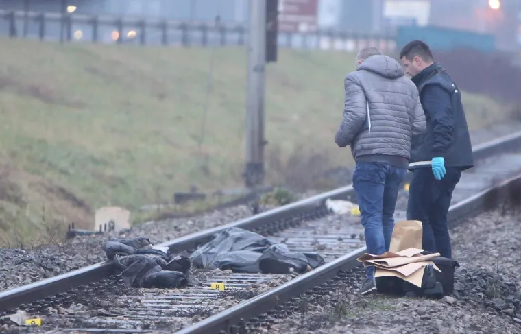 Oko 6.10 sati ujutro u centru grada do&scaron;lo je do naleta vlaka na mu&scaron;karca koji je na mjestu smrtno stradao. Radi se o starijem mu&scaron;karcu koji je hodao po pruzi na mjestu gdje nije označeno.