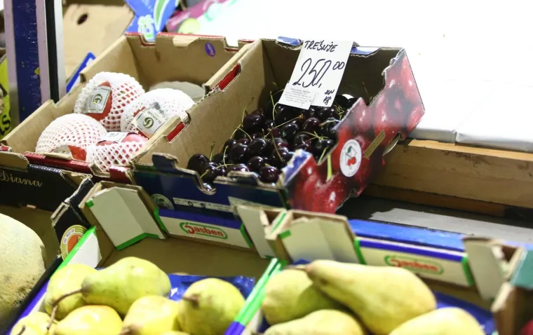Ako u siječnju želite uživati u trešnjama, morat ćete platiti paprenu svotu. Naime, ove gotovo nadrealne fotografije snimljene su jutros na zagrebačkoj tržnici Dolac gdje trgovci za kilogram trešanja traže nevjerojatnih 250 kuna. No, s obzirom da ovo nije vrijeme u godini u kojem su rodile trešnje, vjerojatnije je da ih je netko izvadio iz zamrzivača i ponudio kupcima. Pa tko si može priuštiti i usred zime uživati u ovom ukusnom voću - neka to i učini. A većina će, vjerujemo, čekati proljeće...
