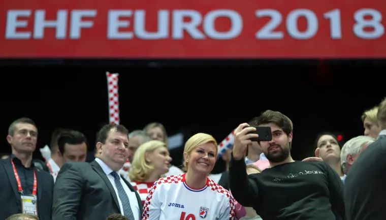 12.01.2018., Spaladium Arena, Split - Europsko rukometno prvenstvo, skupina A, 1. kolo, Hrvatska - Srbija. Predsjednica RH Kolinda Grabar-Kitarovic pozira za selfie. 
Photo: Slavko Midzor/PIXSELL