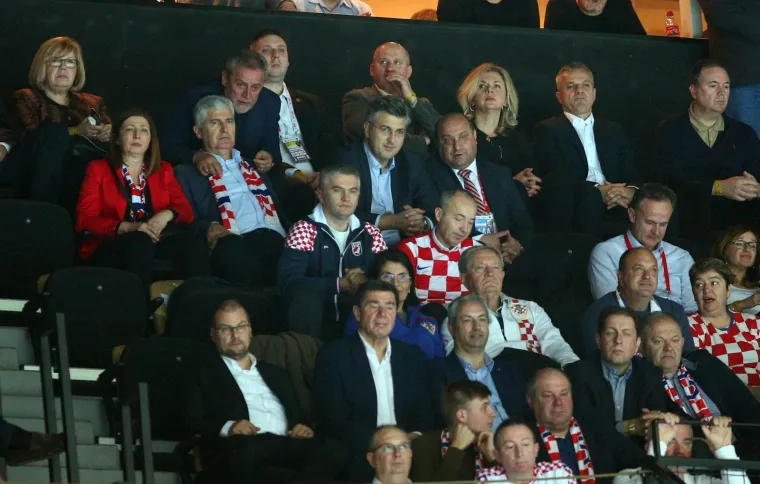 BROJNI SPORTA&Scaron;I I POLITIČKA ELITA NA TRIBINAMA: Peri&scaron;ić samo zbog Kauboja napustio bazu u Milanu