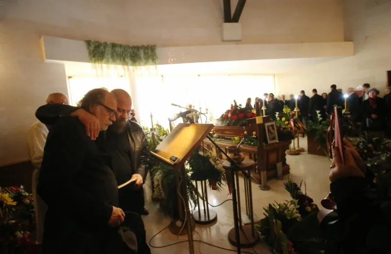 "Nazvali bismo te rođenim bratom, ali ti nisi samo više od toga, ti si jednostavno nešto drugo, nazvali bismo te još kojekako drugačije, ali nije za ovu priliku nazivati te bilo kako. Ti si nešto neizrecivo. U jeziku u kojemu živimo nema imenice za našega Tebe. Siromašan je jezik koji za tebe nema riječi. Zato što si prevelik i predrag za jedan ljudski život, otišao si prerano", kazao je Dežulović.
Lucić je na posljednji počinak ispraćen uz pjesmu Monty Pythona "Always Look on the Bright Side of Life".