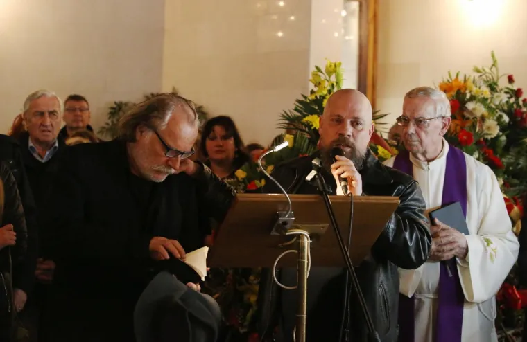 Jedan od suosnivača Feral Tribunea Boris Dežulović vrlo je emotivno nad njegovim lijesom čitao oproštajni govor, u kojem je rekao da bi ga nazvali najboljim prijateljem, ali on nije samo više od toga, on je naprosto nešto drugo.