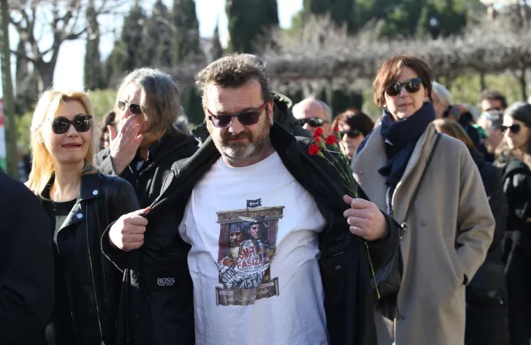 LUCIĆ ISPRAĆEN NA POSLJEDNJI POČINAK: Došli Šerbedžija, Bernardić, Pupovac... Dežulović održao emotivni govor: 'Nazvali bismo te rođenim bratom, ali...'