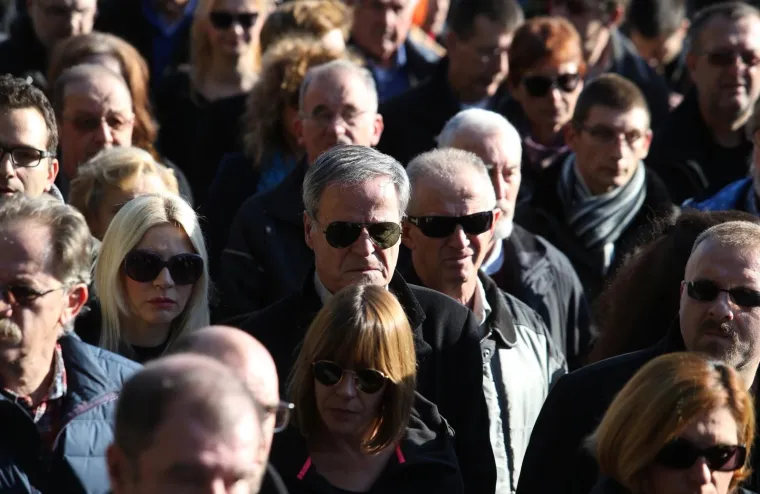 LUCIĆ ISPRAĆEN NA POSLJEDNJI POČINAK: Došli Šerbedžija, Bernardić, Pupovac... Dežulović održao emotivni govor: 'Nazvali bismo te rođenim bratom, ali...'