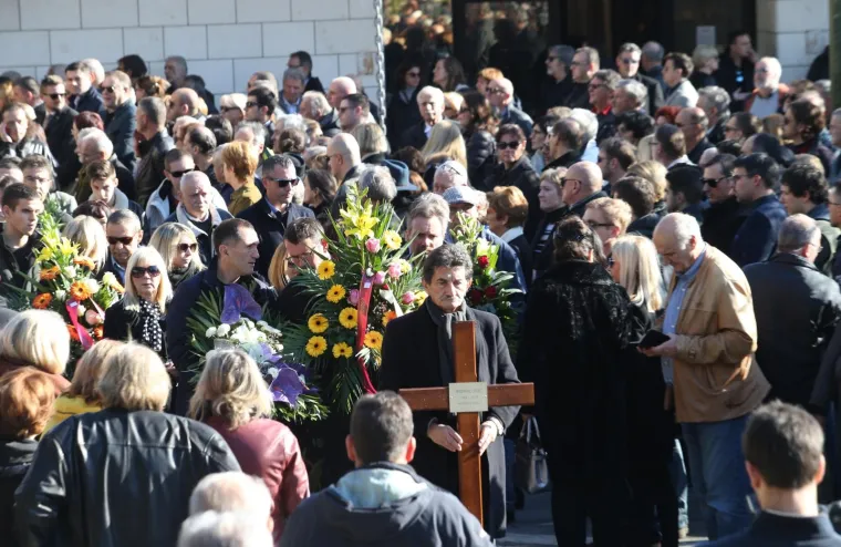 Na splitskom groblju Lovrinac danas je na posljednji počinak ispraćen Predrag Lucić. Ugledni ugledni novinar, pisac i redatelj preminuo je u srijedu u Splitu nakon teške bolesti. Na Lucićev sprovod došli su kolege Boris Dežulović i Ante Tomić, glumac Rade Šerbedžija, saborski zastupnici Davor Bernardić i Milorad Pupovac i mnogi drugi.
