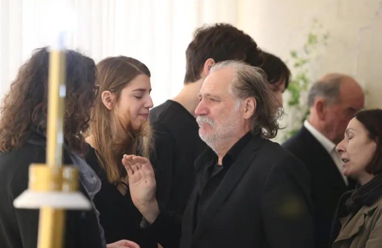 LUCIĆ ISPRAĆEN NA POSLJEDNJI POČINAK: Došli Šerbedžija, Bernardić, Pupovac... Dežulović održao emotivni govor: 'Nazvali bismo te rođenim bratom, ali...'