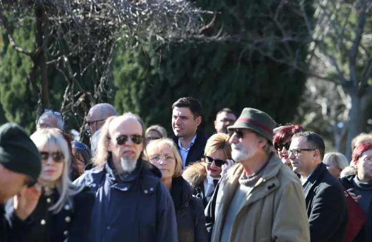 LUCIĆ ISPRAĆEN NA POSLJEDNJI POČINAK: Do&scaron;li &Scaron;erbedžija, Bernardić, Pupovac... Dežulović održao emotivni govor: 'Nazvali bismo te rođenim bratom, ali...'