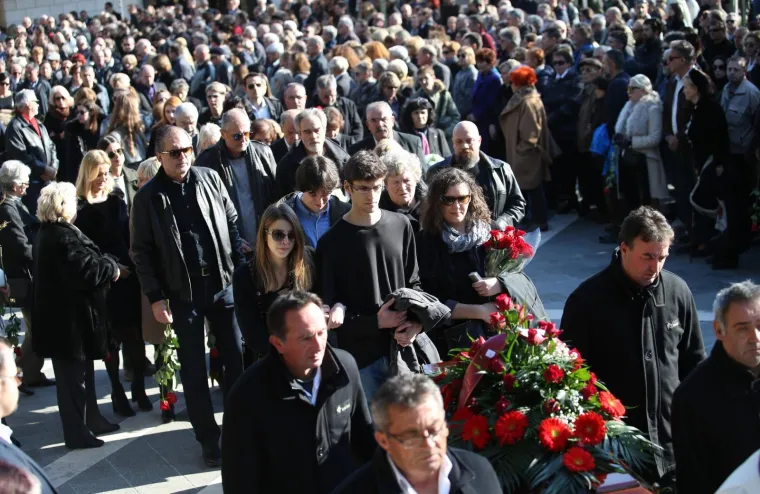 LUCIĆ ISPRAĆEN NA POSLJEDNJI POČINAK: Do&scaron;li &Scaron;erbedžija, Bernardić, Pupovac... Dežulović održao emotivni govor: 'Nazvali bismo te rođenim bratom, ali...'