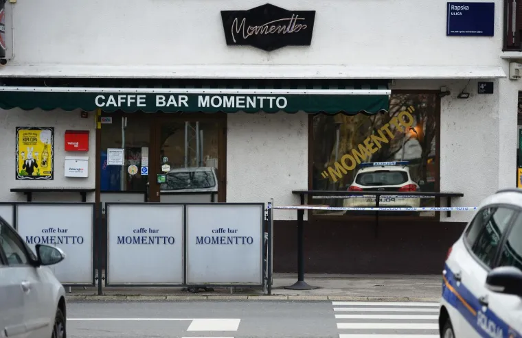 Policijski očevid ispred kafića Momentto u Rapskoj ulici gdje je muskarac propucan u nogu.