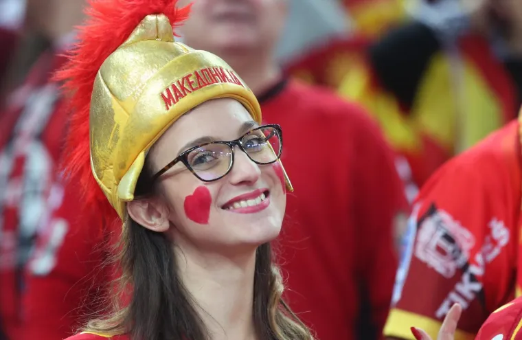 [FOTO] VELIKO SLAVLJE MAKEDONACA U ARENI: Igrači i brojni navijači zajedno slavili veliku pobjedu protiv Slovenije