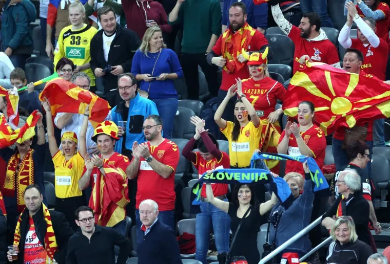 [FOTO] VELIKO SLAVLJE MAKEDONACA U ARENI: Igrači i brojni navijači zajedno slavili veliku pobjedu protiv Slovenije
