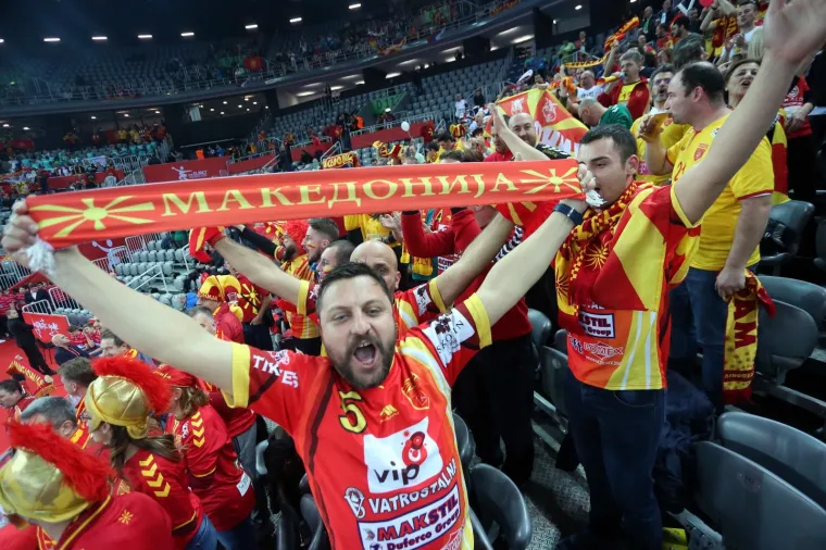 [FOTO] VELIKO SLAVLJE MAKEDONACA U ARENI: Igrači i brojni navijači zajedno slavili veliku pobjedu protiv Slovenije