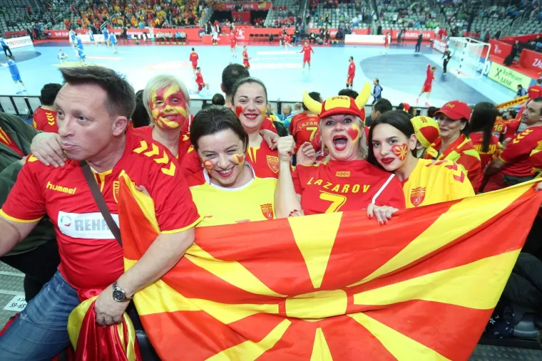 [FOTO] VELIKO SLAVLJE MAKEDONACA U ARENI: Igrači i brojni navijači zajedno slavili veliku pobjedu protiv Slovenije