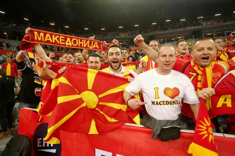 [FOTO] VELIKO SLAVLJE MAKEDONACA U ARENI: Igrači i brojni navijači zajedno slavili veliku pobjedu protiv Slovenije