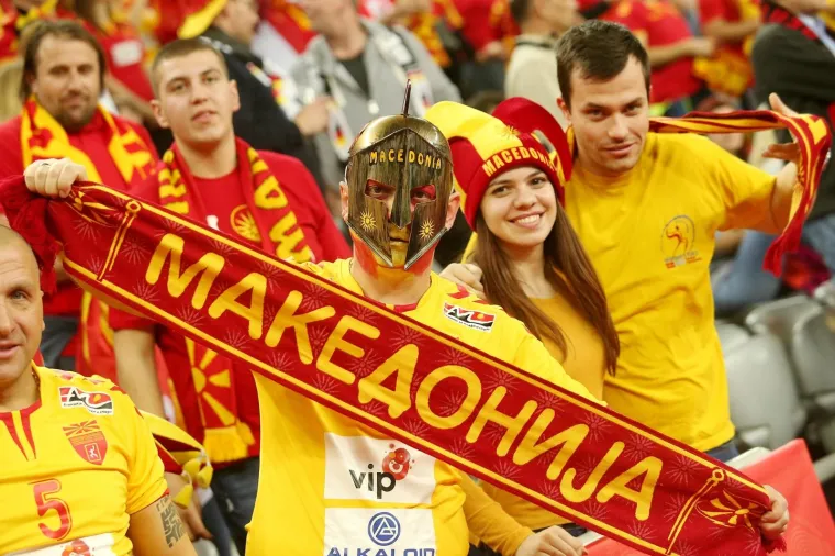 [FOTO] VELIKO SLAVLJE MAKEDONACA U ARENI: Igrači i brojni navijači zajedno slavili veliku pobjedu protiv Slovenije