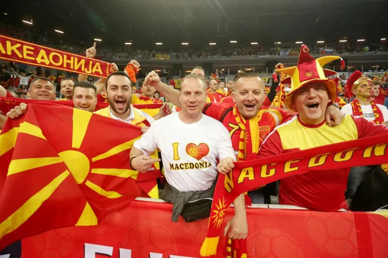 [FOTO] VELIKO SLAVLJE MAKEDONACA U ARENI: Igrači i brojni navijači zajedno slavili veliku pobjedu protiv Slovenije