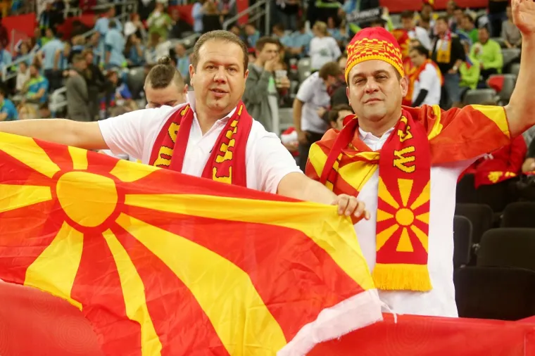 [FOTO] VELIKO SLAVLJE MAKEDONACA U ARENI: Igrači i brojni navijači zajedno slavili veliku pobjedu protiv Slovenije