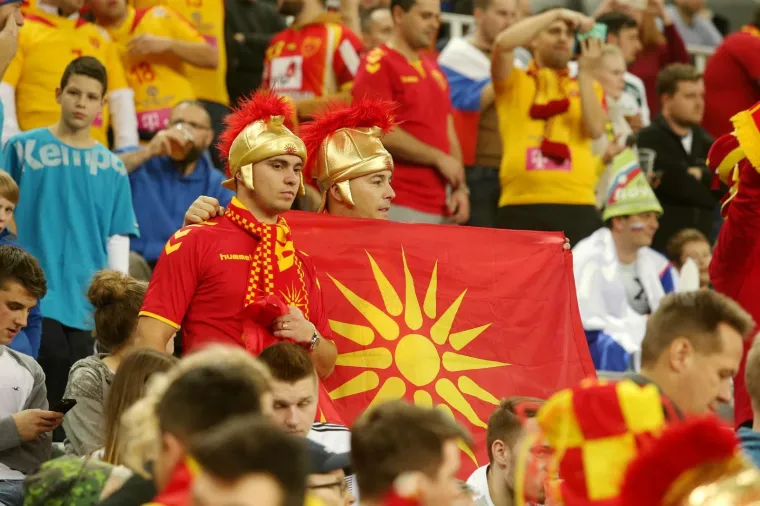 [FOTO] VELIKO SLAVLJE MAKEDONACA U ARENI: Igrači i brojni navijači zajedno slavili veliku pobjedu protiv Slovenije