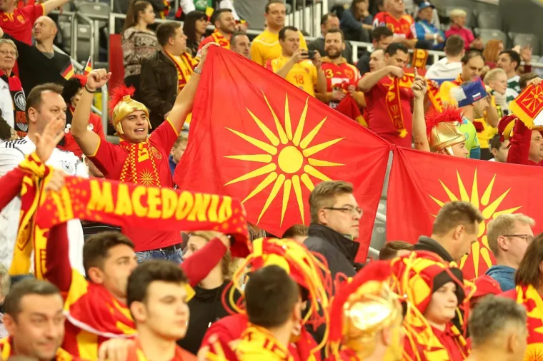 [FOTO] VELIKO SLAVLJE MAKEDONACA U ARENI: Igrači i brojni navijači zajedno slavili veliku pobjedu protiv Slovenije