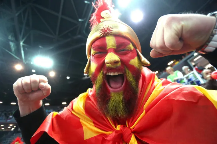 [FOTO] VELIKO SLAVLJE MAKEDONACA U ARENI: Igrači i brojni navijači zajedno slavili veliku pobjedu protiv Slovenije