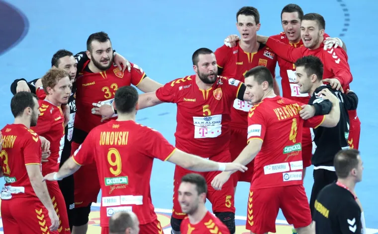 [FOTO] VELIKO SLAVLJE MAKEDONACA U ARENI: Igrači i brojni navijači zajedno slavili veliku pobjedu protiv Slovenije