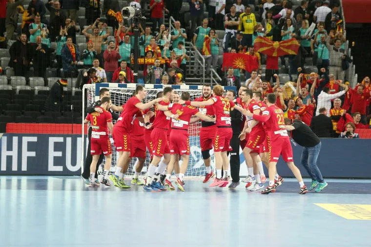 [FOTO] VELIKO SLAVLJE MAKEDONACA U ARENI: Igrači i brojni navijači zajedno slavili veliku pobjedu protiv Slovenije