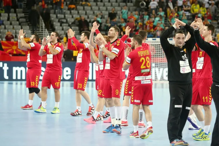 [FOTO] VELIKO SLAVLJE MAKEDONACA U ARENI: Igrači i brojni navijači zajedno slavili veliku pobjedu protiv Slovenije