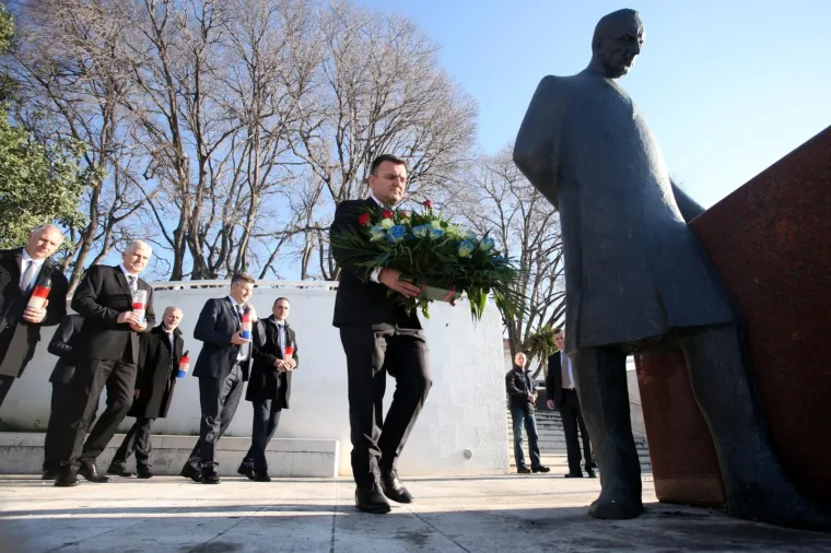 Premijer Plenković položio vijenac na spomenik Franji Tuđmanu