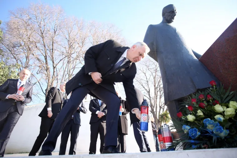 Premijer Plenković položio vijenac na spomenik Franji Tuđmanu