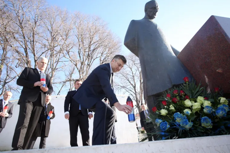 Premijer Plenković položio vijenac na spomenik Franji Tuđmanu