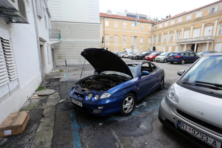 Uni&scaron;teno vozilo