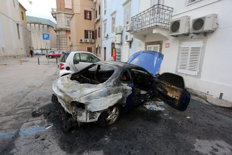 Uni&scaron;teno vozilo