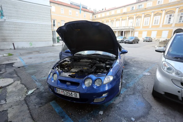 Uni&scaron;teno vozilo