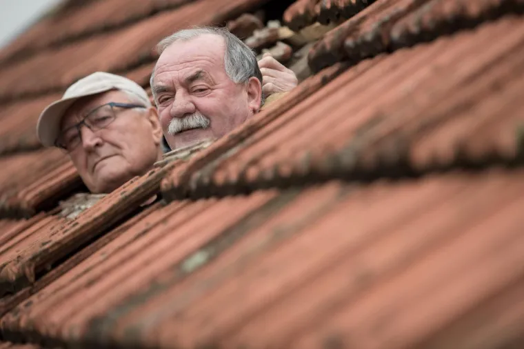 Avion u niskom letu sru&scaron;io crijep s krova u Donjoj Lomnici