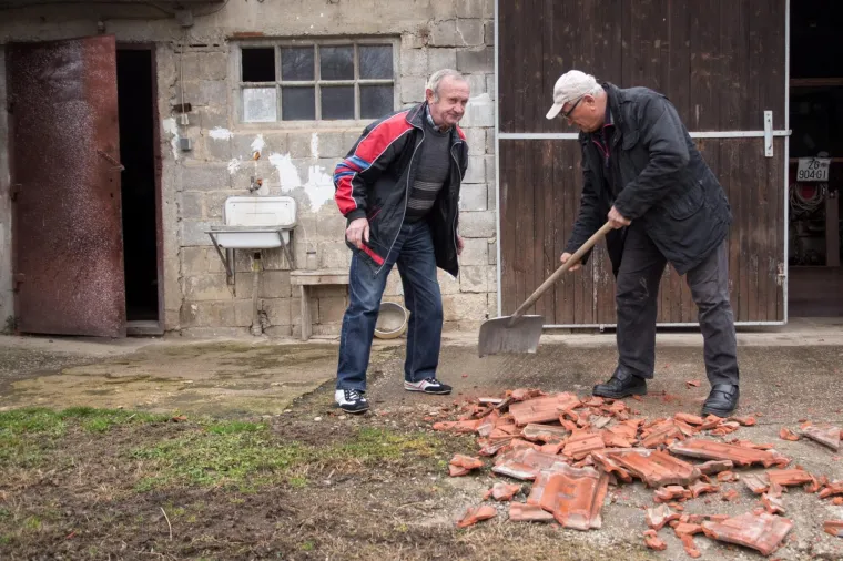 Avion u niskom letu sru&scaron;io crijep s krova u Donjoj Lomnici